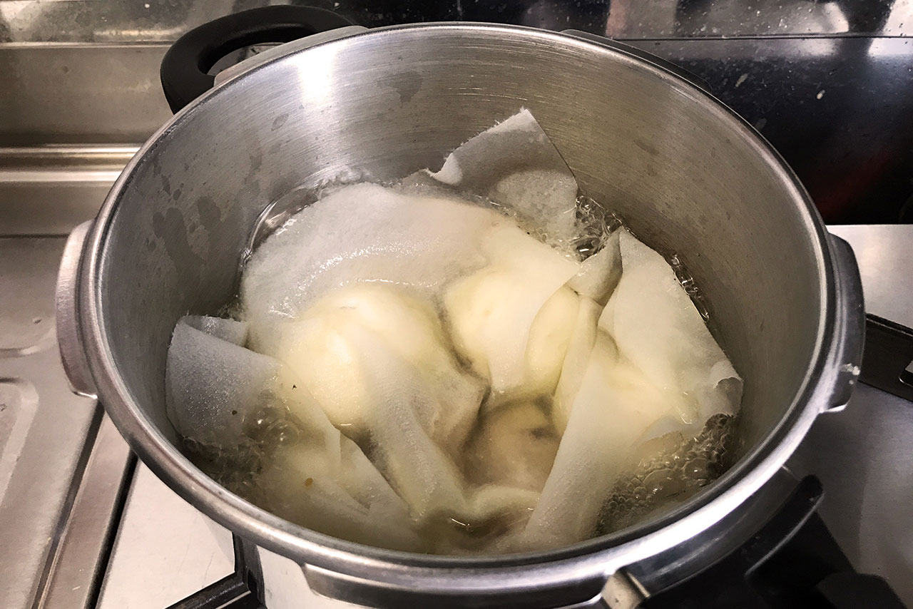 ７．沸騰したら５分煮る。アクを取り除く。