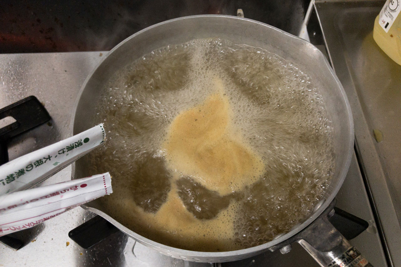 １０．沸いたら、出汁スティックのカツオと昆布を一本ずつ入れる。